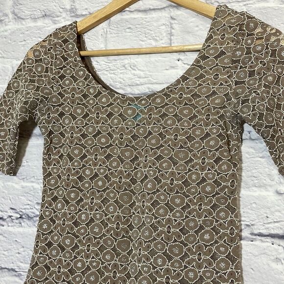 HAPPENING In The Present Half Sleeve Double Scoop Neck Size Medium. - Picture 3 of 8